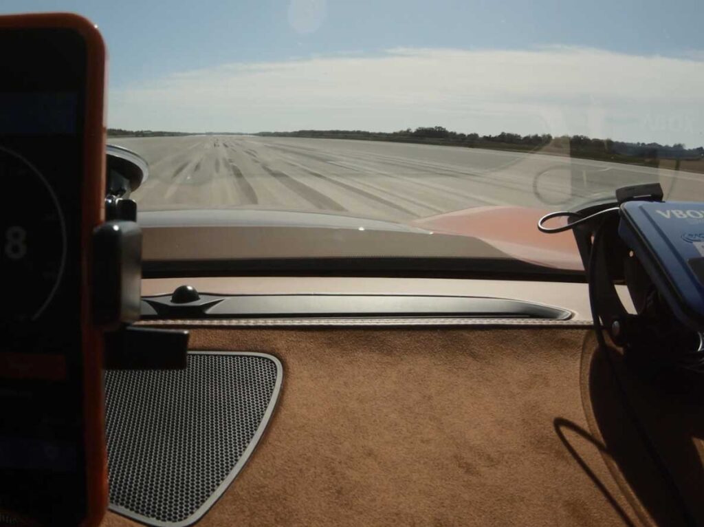 Genovation GXE Sets 211.8mph World Speed Record with Carbon Revolution Wheels